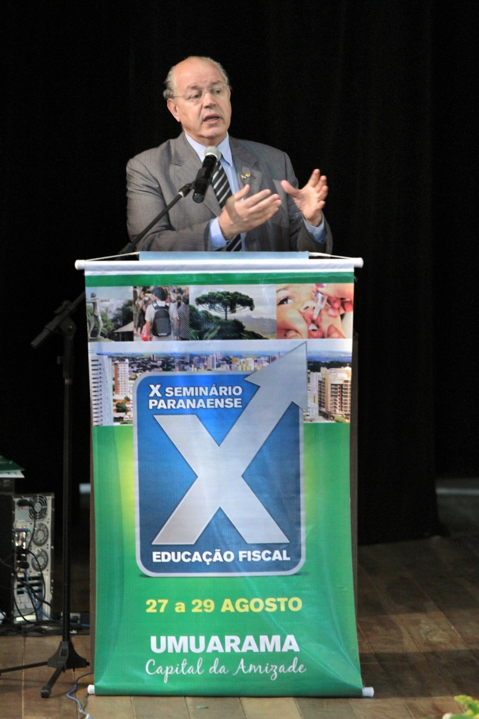 O secretário de Estado da Fazenda, Luiz Carlos Hauly, abriu na manhã desta terça-feira (28) no anfiteatro da Unipar,  em Umuarama, no Noroeste do Paraná, o  X Seminário Paranaense de Educação Fiscal, que objetiva sensibilizar os participantes sobre a importância socioeconômica do tributo e da aplicação correta dos recursos públicos. Neste ano, 700 professores do ensino fundamental, médio e superior participam do curso.