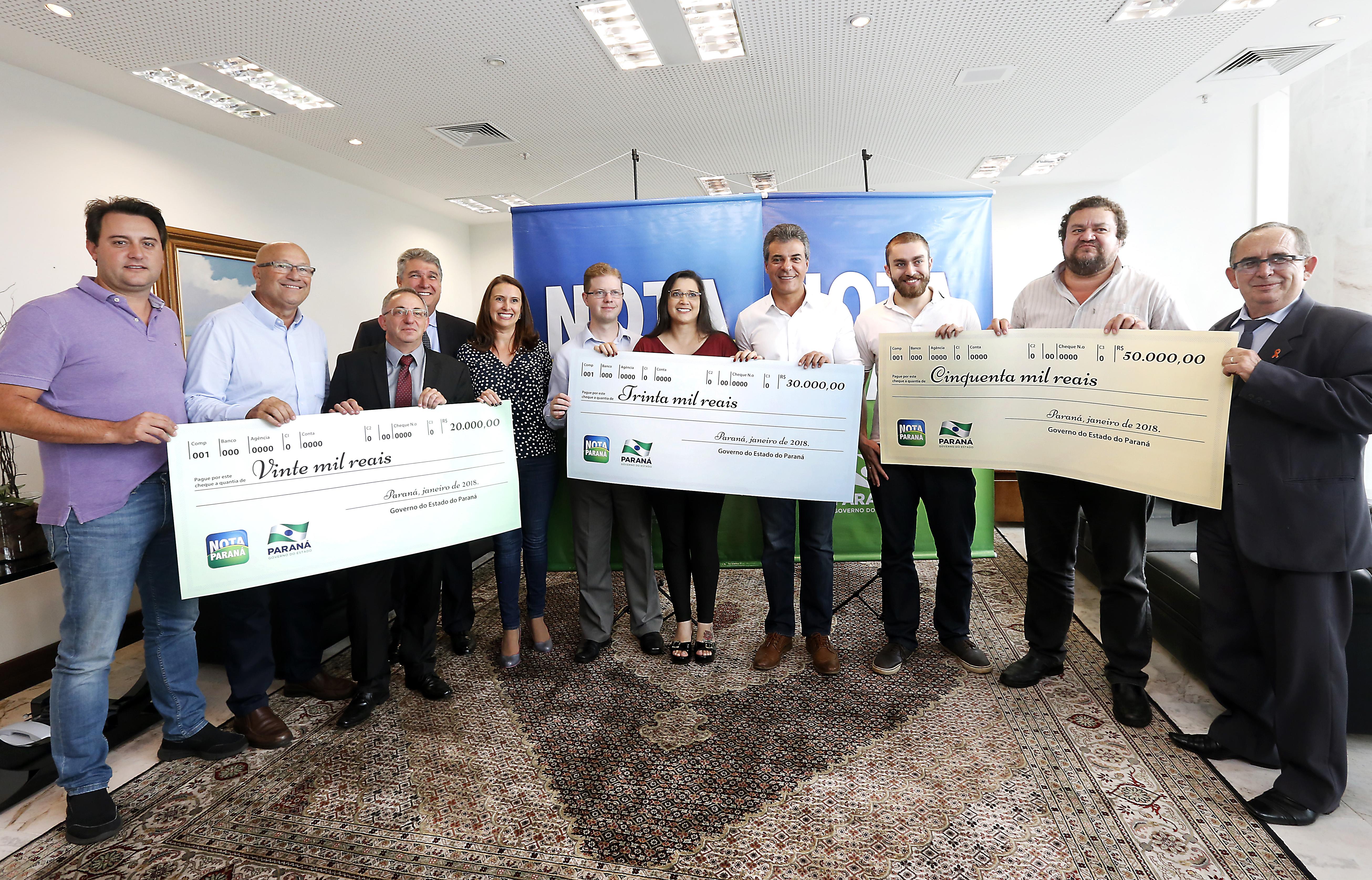 Ganhadores de Maringá, Ponta Grossa e Curitiba recebem principais prêmios de janeiro do Nota Paraná
