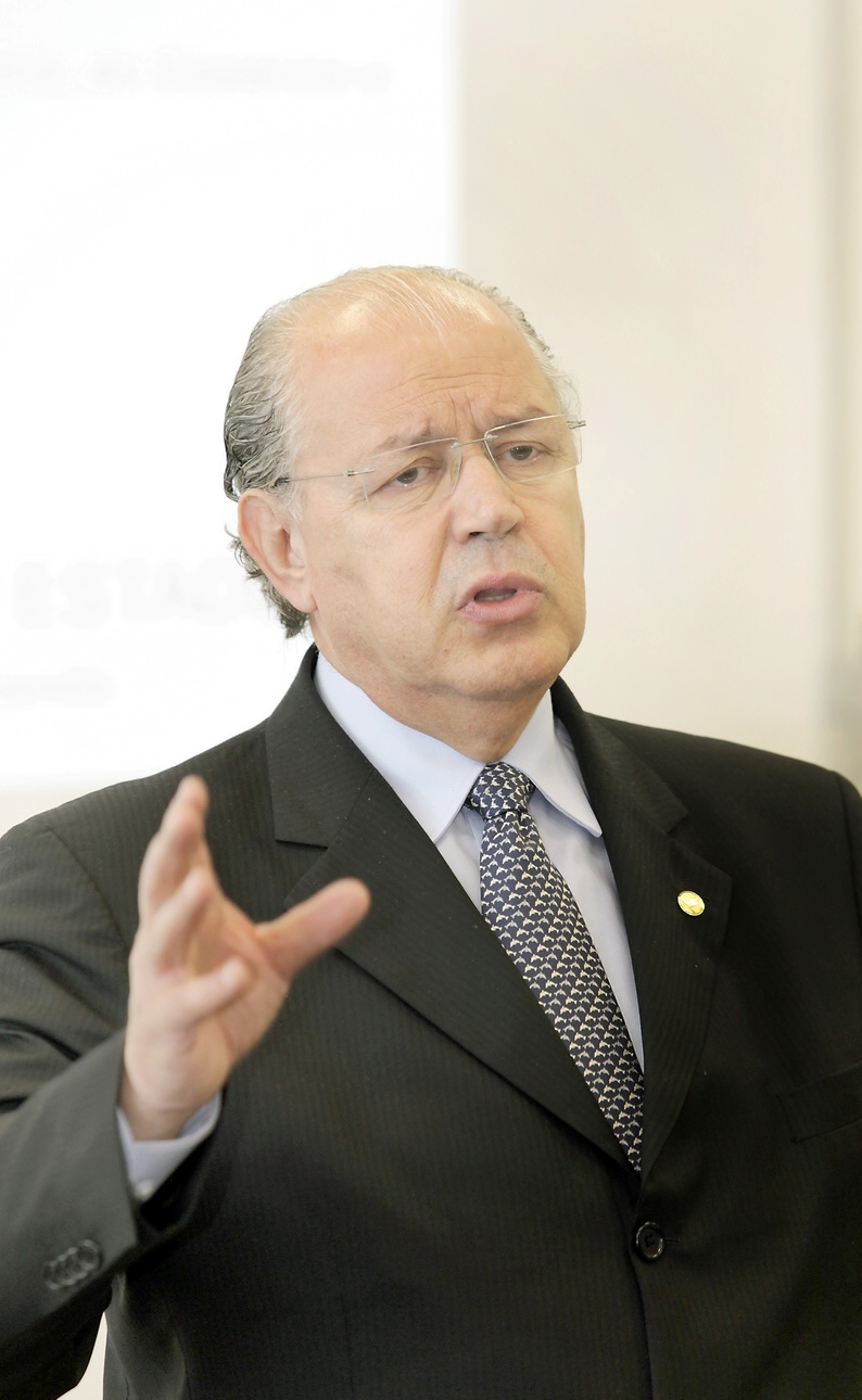 Nos oitos primeiros meses deste ano, o governo do Paraná depositou nas contas dos municípios R$ 3,68 bilhões referentes aos repasses de ICMS e IPVA. Já descontada a inflação do período, o repasse representou aumento de 9,32% na comparação com os R$ 3,20 bilhões destinados às prefeituras em igual período de 2011. Em agosto, as transferências desses dois tributos totalizaram R$ 423,7 milhões, superando em 9,54% os R$ 369,1 milhões do mesmo mês do ano passado.