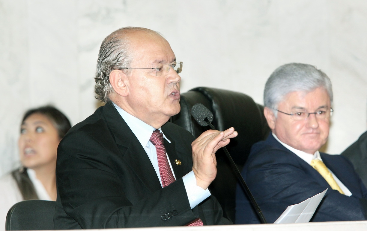 O Paraná arrecadou R$ 18,17 bilhões entre janeiro e agosto deste ano, o que representou aumento de 13,2% sobre os R$ 16,05 bilhões de receita contabilizada pelo Fisco em igual período de 2001. Os números foram apresentados no final da manhã desta quarta-feira (19), na Assembleia Legislativa do Paraná, pelo secretário de Estado da Fazenda, Luiz Carlos Hauly, que afirmou aos deputados que o Orçamento de 2012 será cumprido. “Está tudo sob controle”, assegurou.