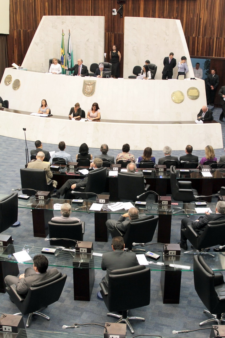 O Paraná arrecadou R$ 18,17 bilhões entre janeiro e agosto deste ano, o que representou aumento de 13,2% sobre os R$ 16,05 bilhões de receita contabilizada pelo Fisco em igual período de 2001. Os números foram apresentados no final da manhã desta quarta-feira (19), na Assembleia Legislativa do Paraná, pelo secretário de Estado da Fazenda, Luiz Carlos Hauly, que afirmou aos deputados que o Orçamento de 2012 será cumprido. “Está tudo sob controle”, assegurou.