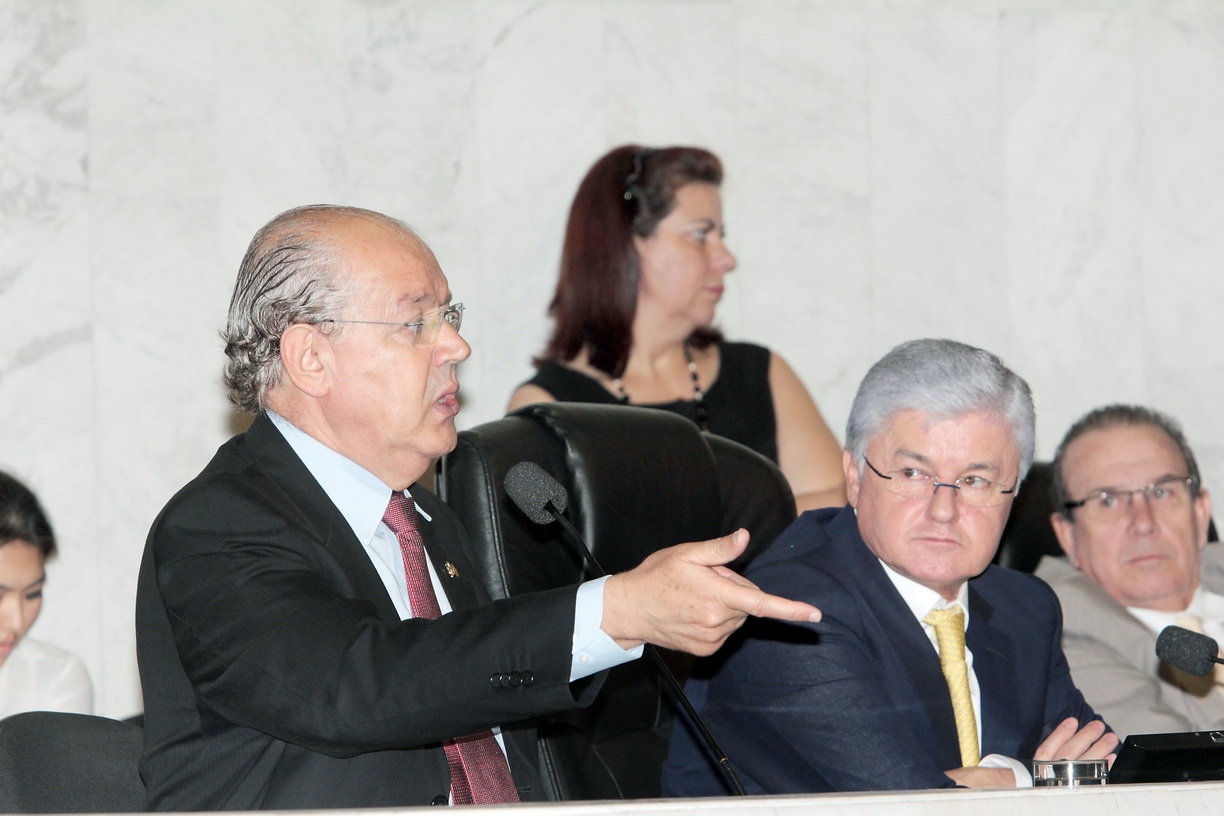 O Paraná arrecadou R$ 18,17 bilhões entre janeiro e agosto deste ano, o que representou aumento de 13,2% sobre os R$ 16,05 bilhões de receita contabilizada pelo Fisco em igual período de 2001. Os números foram apresentados no final da manhã desta quarta-feira (19), na Assembleia Legislativa do Paraná, pelo secretário de Estado da Fazenda, Luiz Carlos Hauly, que afirmou aos deputados que o Orçamento de 2012 será cumprido. “Está tudo sob controle”, assegurou.