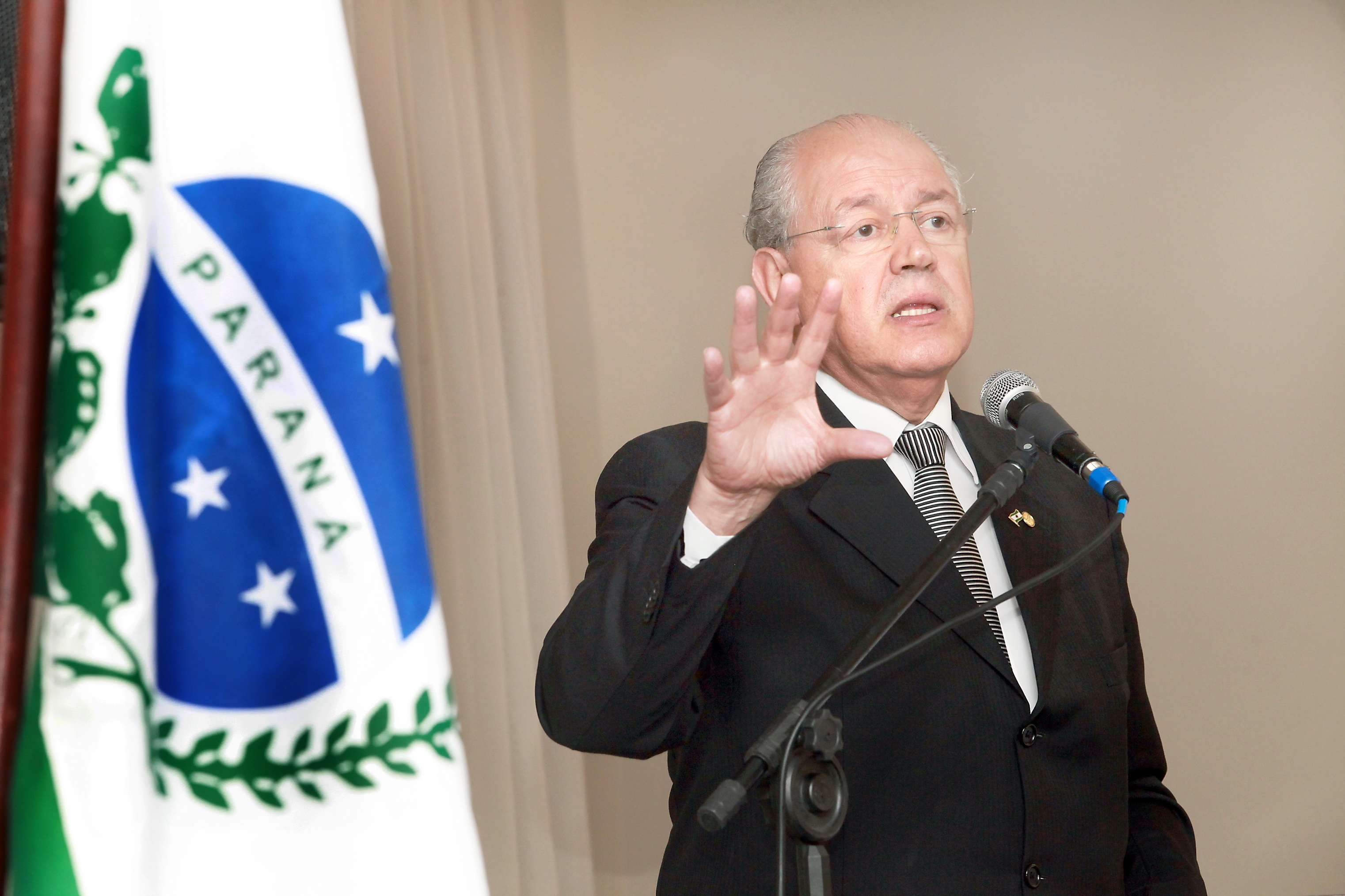 Os repasses de ICMS e IPVA feito pelo Governo do Estado aos municípios totalizaram R$ 4,10 bilhões nos nove primeiros meses deste ano, o que representou incremento de 8,94% ante os R$ 3,57 bilhões creditados entre janeiro e setembro de 2011. Em setembro, foram depositados nas contas das prefeituras R$ 420,8 milhões frente aos R$ 376,8 milhões de igual mês do ano passado, com aumento de 6,42%, já descontada a taxa de inflação do período.