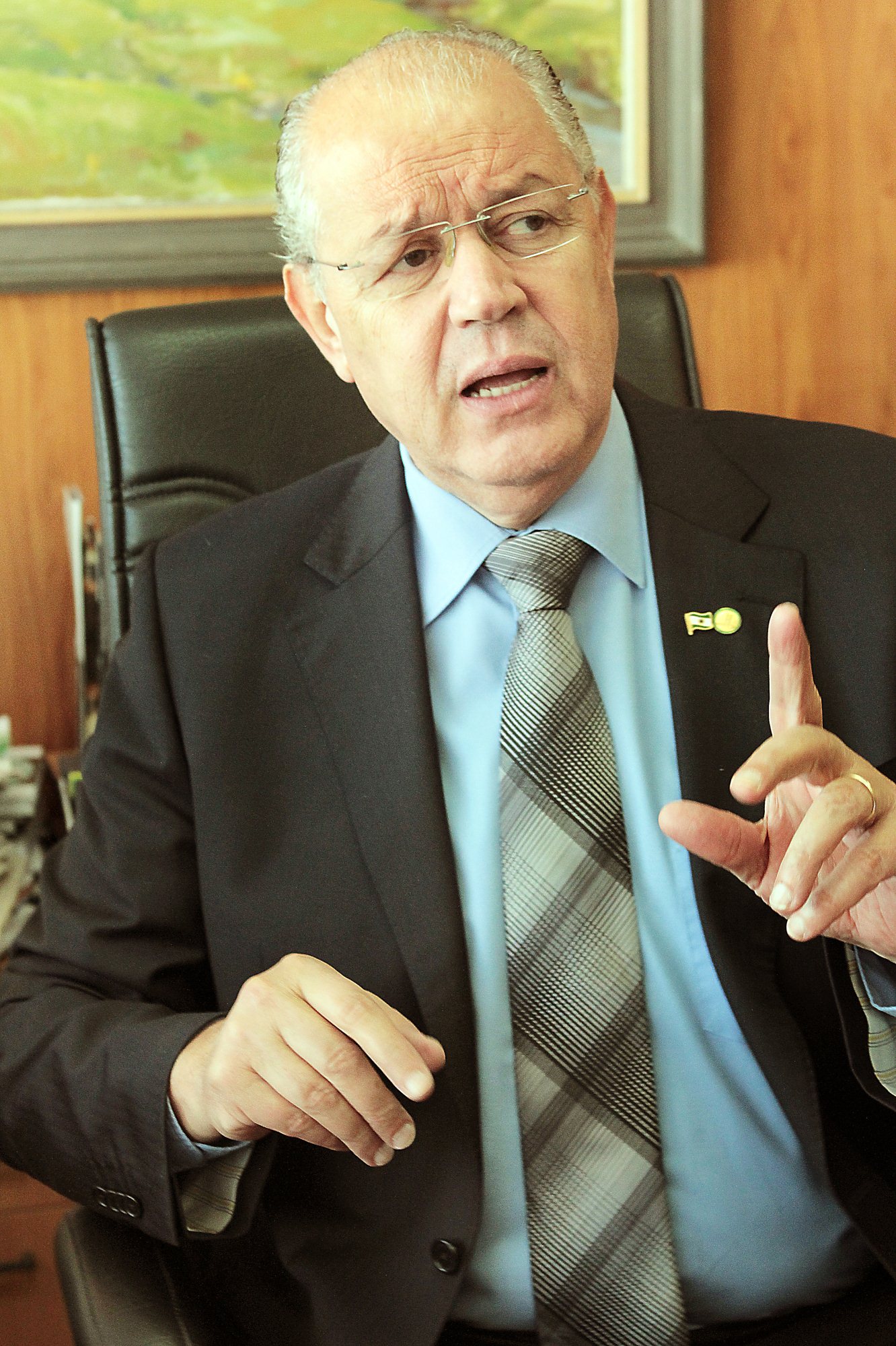 O Governo do Estado repassou aos municípios paranaenses R$ 2,1 bilhões entre janeiro e abril deste ano, como resultado da soma dos valores do ICMS e IPVA. O aumento de 10,31% sobre a transferência de R$ 1,9 bilhão em igual período de 2012 reflete a evolução da arrecadação devido à eficiente ação do Fisco estadual, segundo o secretário de Estado da Fazenda, Luiz Carlos Hauly.