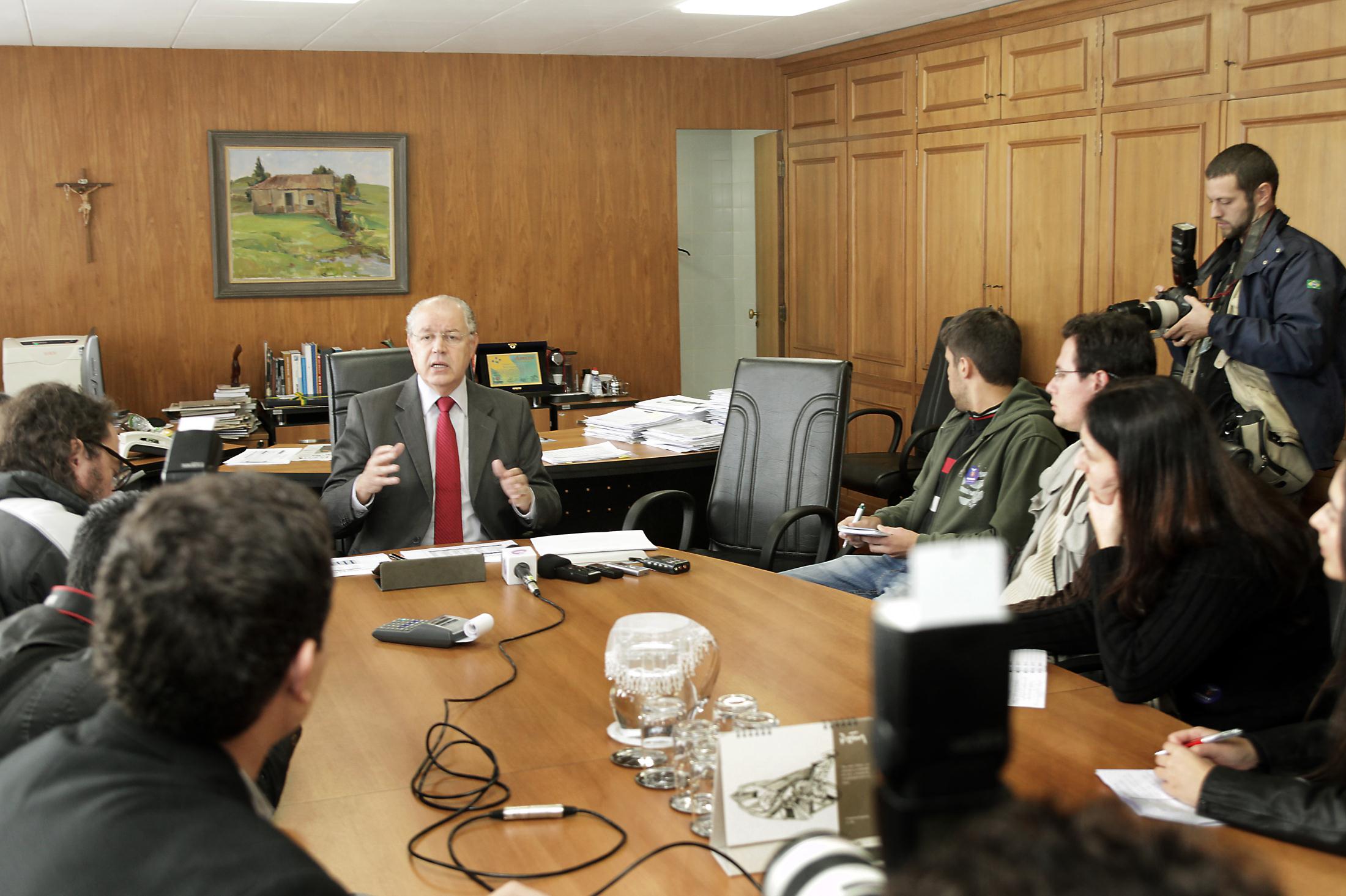 Nos quatro primeiros meses deste ano, o Paraná arrecadou R$ 10,31 bilhões, com aumento nominal de 13,79% sobre a receita de R$ 9,06 bilhões de igual período de 2012. A despesa, porém, com crescimento de 20,60% sobre os R$ 8,63 bilhões do primeiro quadrimestre do ano passado, chegou a R$ 10,41 bilhões. Para o secretário da Fazenda, Luiz Carlos Hauly, o governo ajustará as contas até o final do ano. “Vamos cumprir o Orçamento”, assegurou.