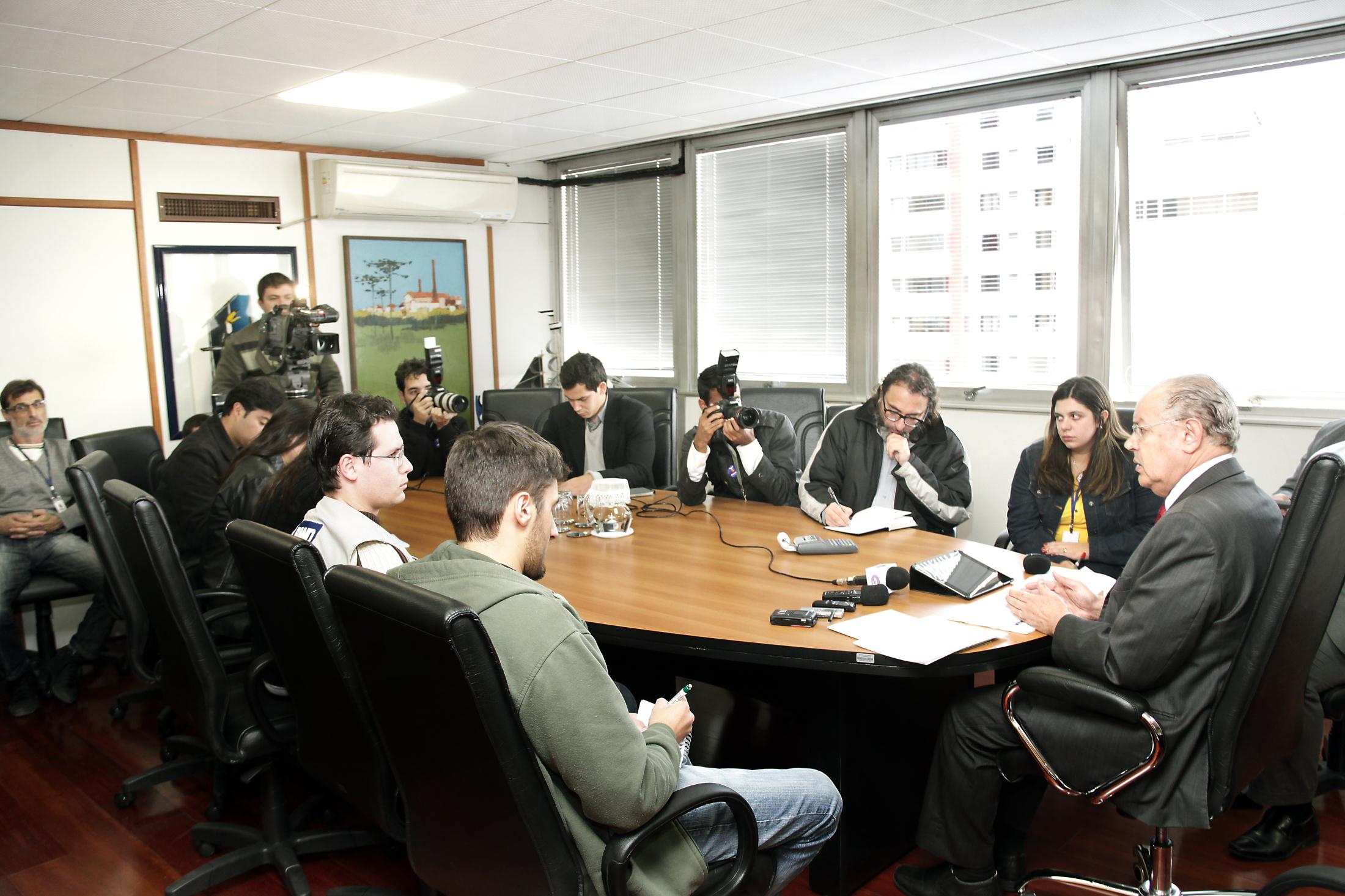 Nos quatro primeiros meses deste ano, o Paraná arrecadou R$ 10,31 bilhões, com aumento nominal de 13,79% sobre a receita de R$ 9,06 bilhões de igual período de 2012. A despesa, porém, com crescimento de 20,60% sobre os R$ 8,63 bilhões do primeiro quadrimestre do ano passado, chegou a R$ 10,41 bilhões. Para o secretário da Fazenda, Luiz Carlos Hauly, o governo ajustará as contas até o final do ano. “Vamos cumprir o Orçamento”, assegurou.