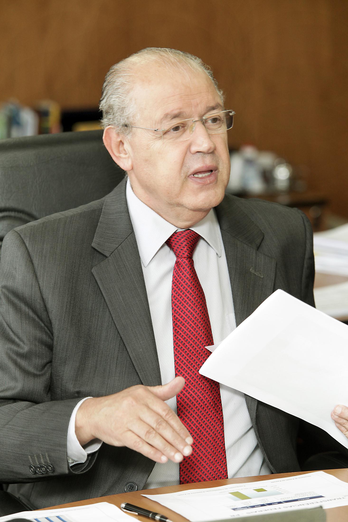 Nos quatro primeiros meses deste ano, o Paraná arrecadou R$ 10,31 bilhões, com aumento nominal de 13,79% sobre a receita de R$ 9,06 bilhões de igual período de 2012. A despesa, porém, com crescimento de 20,60% sobre os R$ 8,63 bilhões do primeiro quadrimestre do ano passado, chegou a R$ 10,41 bilhões. Para o secretário da Fazenda, Luiz Carlos Hauly, o governo ajustará as contas até o final do ano. “Vamos cumprir o Orçamento”, assegurou.