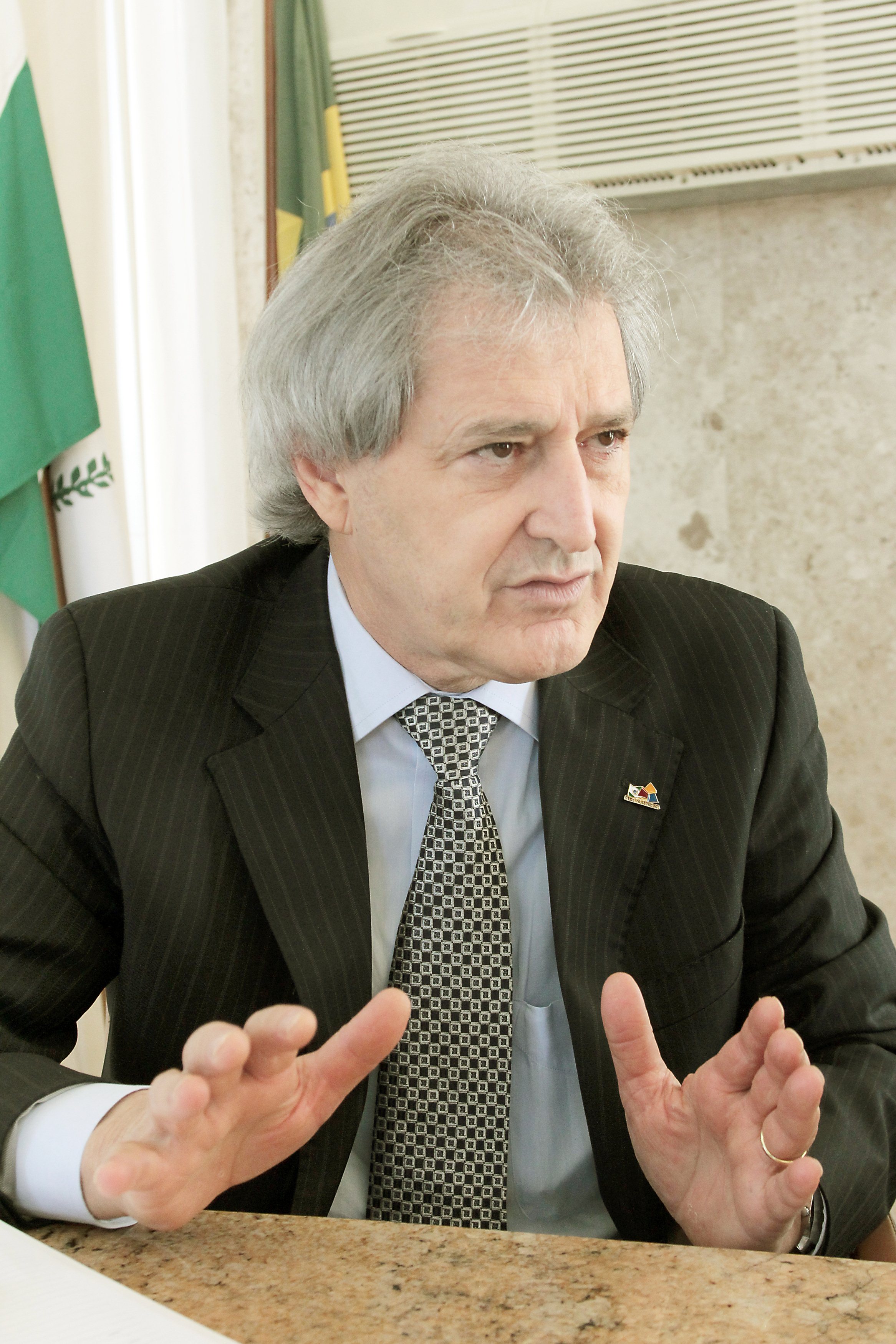 A Assembleia Legislativa aprovou nesta terça-feira (28) a redação final do projeto que atualiza a legislação do Imposto sobre Circulação de Mercadorias e Serviços (ICMS) no Paraná, tornando mais ágeis as ações e facilitando a relação do Fisco estadual com os contribuintes. Proposto pelo Governo do Estado, a matéria segue para sanção do governador Beto Richa.