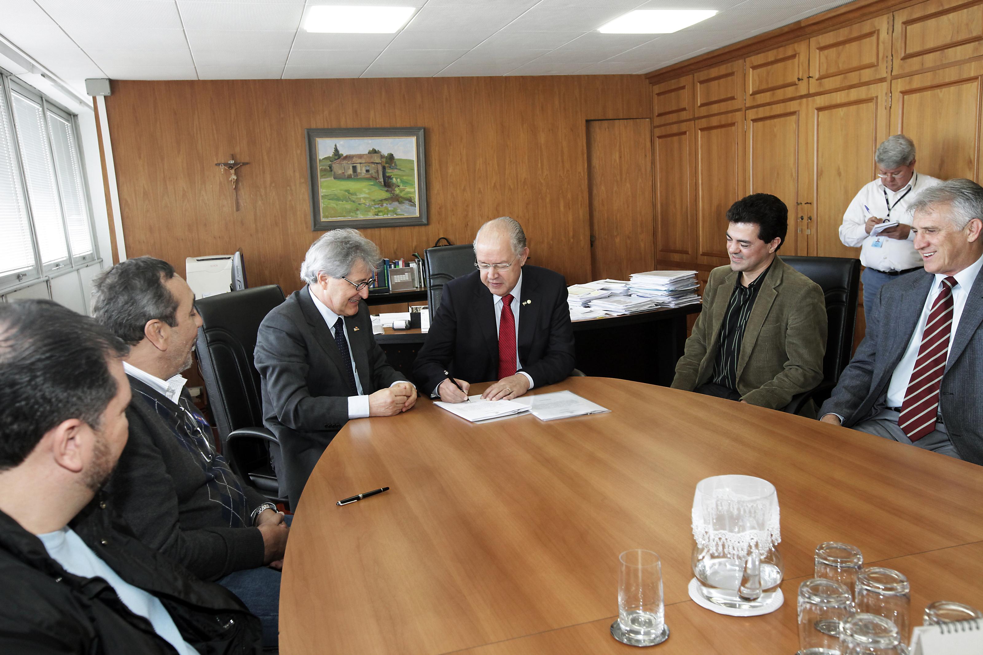 A aquisição de soluções – equipamentos, serviços e capacitação técnica – na área de Tecnologia da Informação (TI) faz parte do plano de modernização deste setor na Secretaria da Fazenda e no Governo do Paraná. O contrato, no valor de R$ 17 milhões, foi assinado nesta quarta-feira (29) pelo secretário da Fazenda, Luiz Carlos Hauly, e os fornecedores da Oracle.