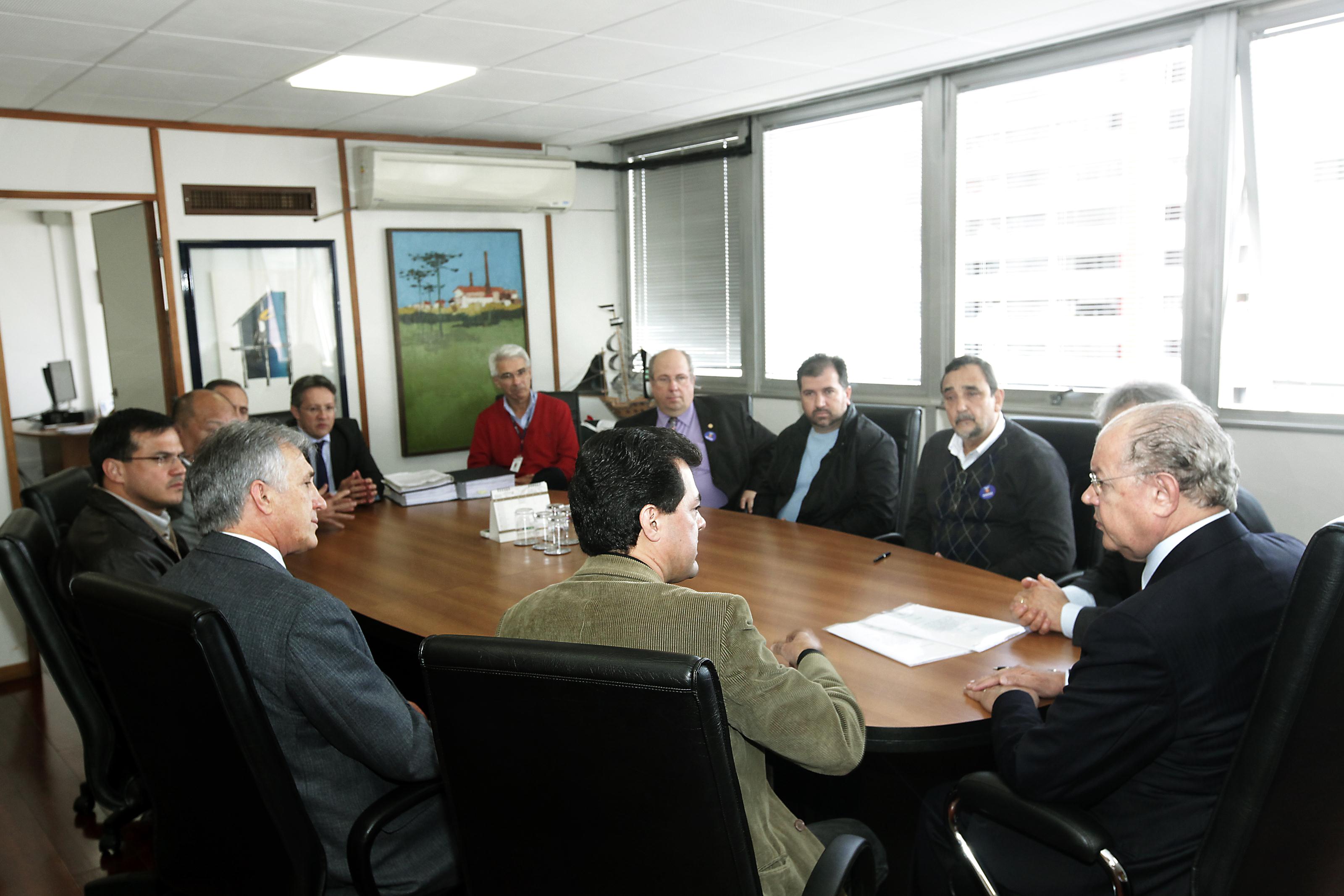 A aquisição de soluções – equipamentos, serviços e capacitação técnica – na área de Tecnologia da Informação (TI) faz parte do plano de modernização deste setor na Secretaria da Fazenda e no Governo do Paraná. O contrato, no valor de R$ 17 milhões, foi assinado nesta quarta-feira (29) pelo secretário da Fazenda, Luiz Carlos Hauly, e os fornecedores da Oracle.