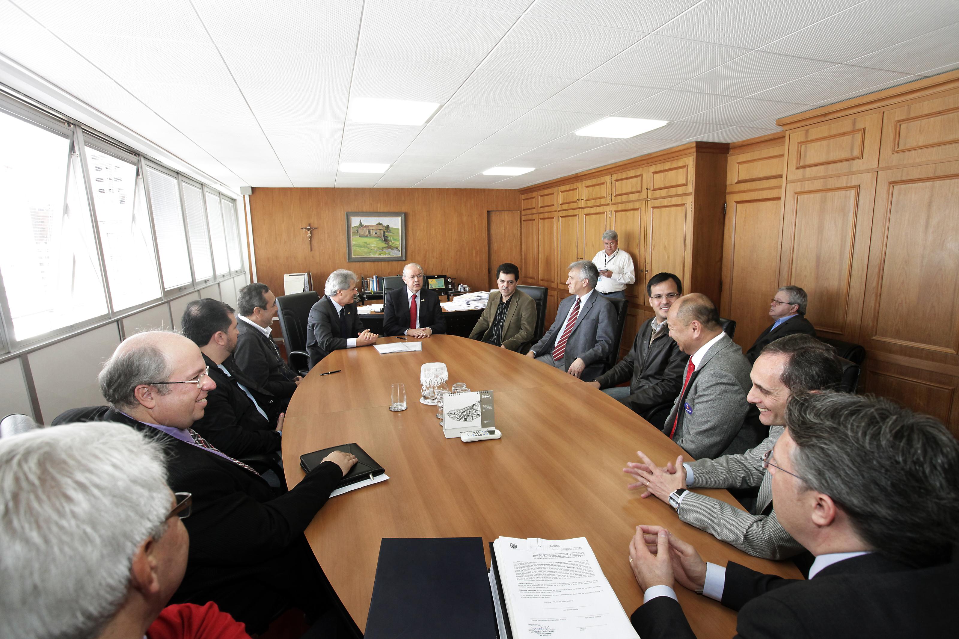 A aquisição de soluções – equipamentos, serviços e capacitação técnica – na área de Tecnologia da Informação (TI) faz parte do plano de modernização deste setor na Secretaria da Fazenda e no Governo do Paraná. O contrato, no valor de R$ 17 milhões, foi assinado nesta quarta-feira (29) pelo secretário da Fazenda, Luiz Carlos Hauly, e os fornecedores da Oracle.