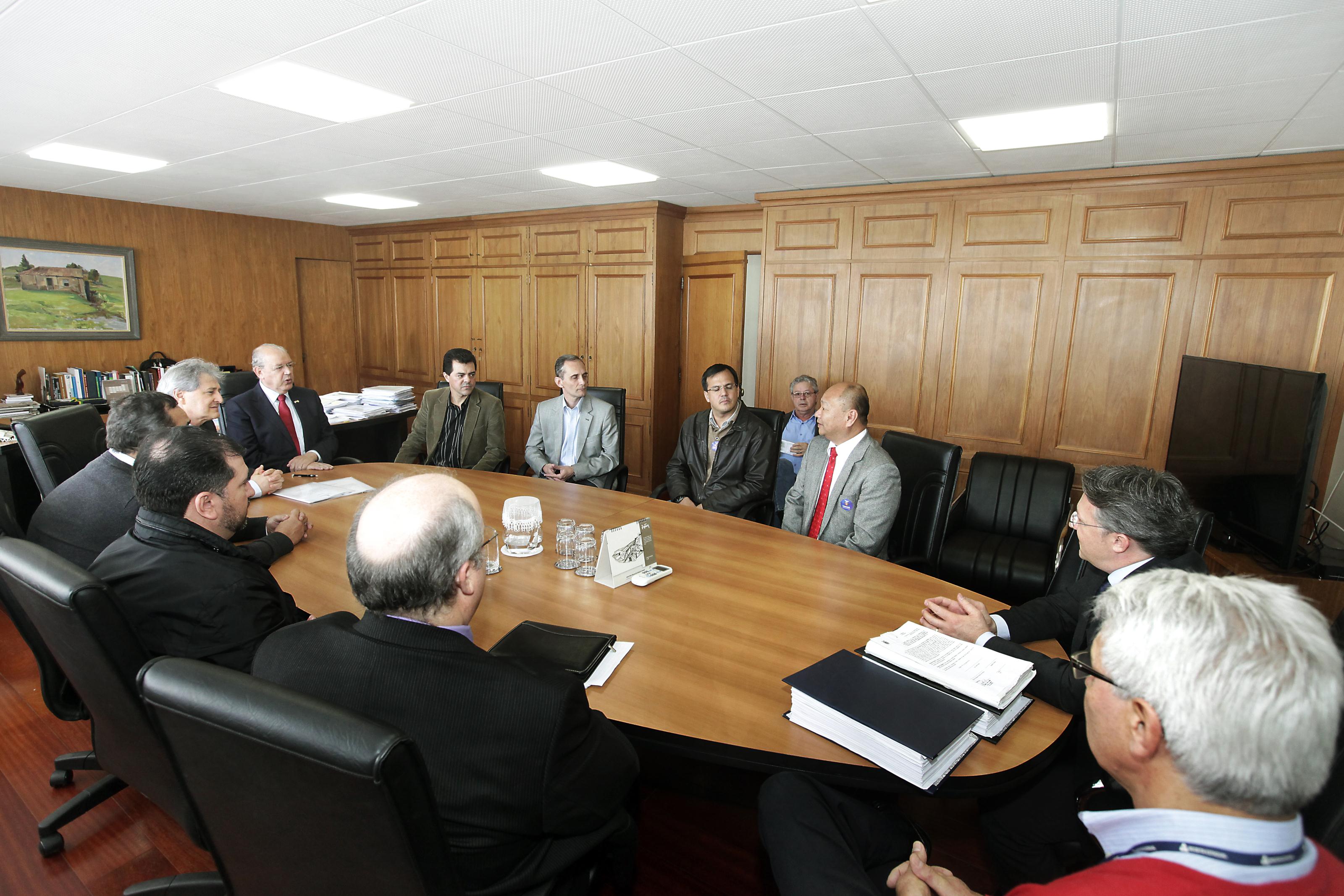 A aquisição de soluções – equipamentos, serviços e capacitação técnica – na área de Tecnologia da Informação (TI) faz parte do plano de modernização deste setor na Secretaria da Fazenda e no Governo do Paraná. O contrato, no valor de R$ 17 milhões, foi assinado nesta quarta-feira (29) pelo secretário da Fazenda, Luiz Carlos Hauly, e os fornecedores da Oracle.