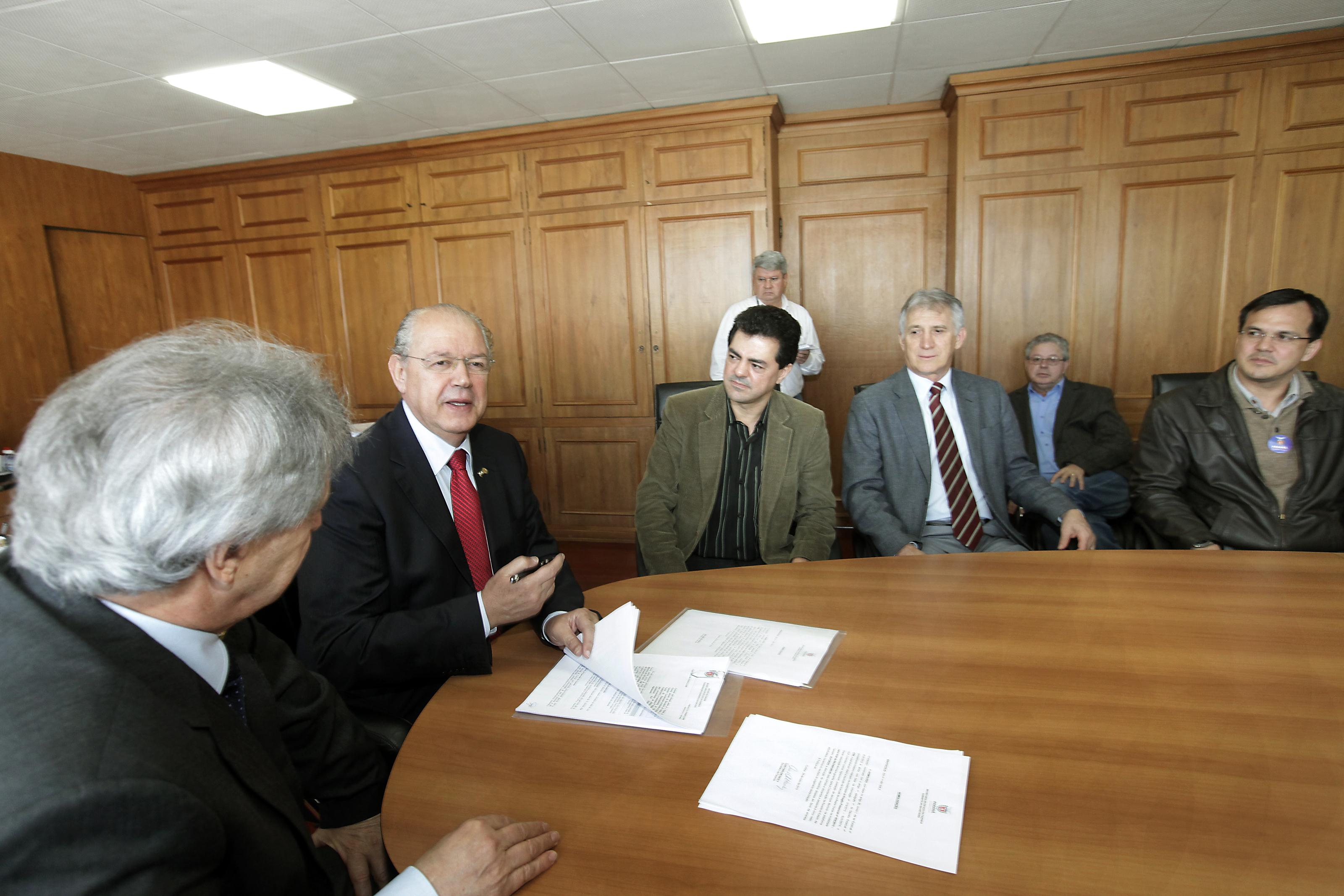 A aquisição de soluções – equipamentos, serviços e capacitação técnica – na área de Tecnologia da Informação (TI) faz parte do plano de modernização deste setor na Secretaria da Fazenda e no Governo do Paraná. O contrato, no valor de R$ 17 milhões, foi assinado nesta quarta-feira (29) pelo secretário da Fazenda, Luiz Carlos Hauly, e os fornecedores da Oracle.