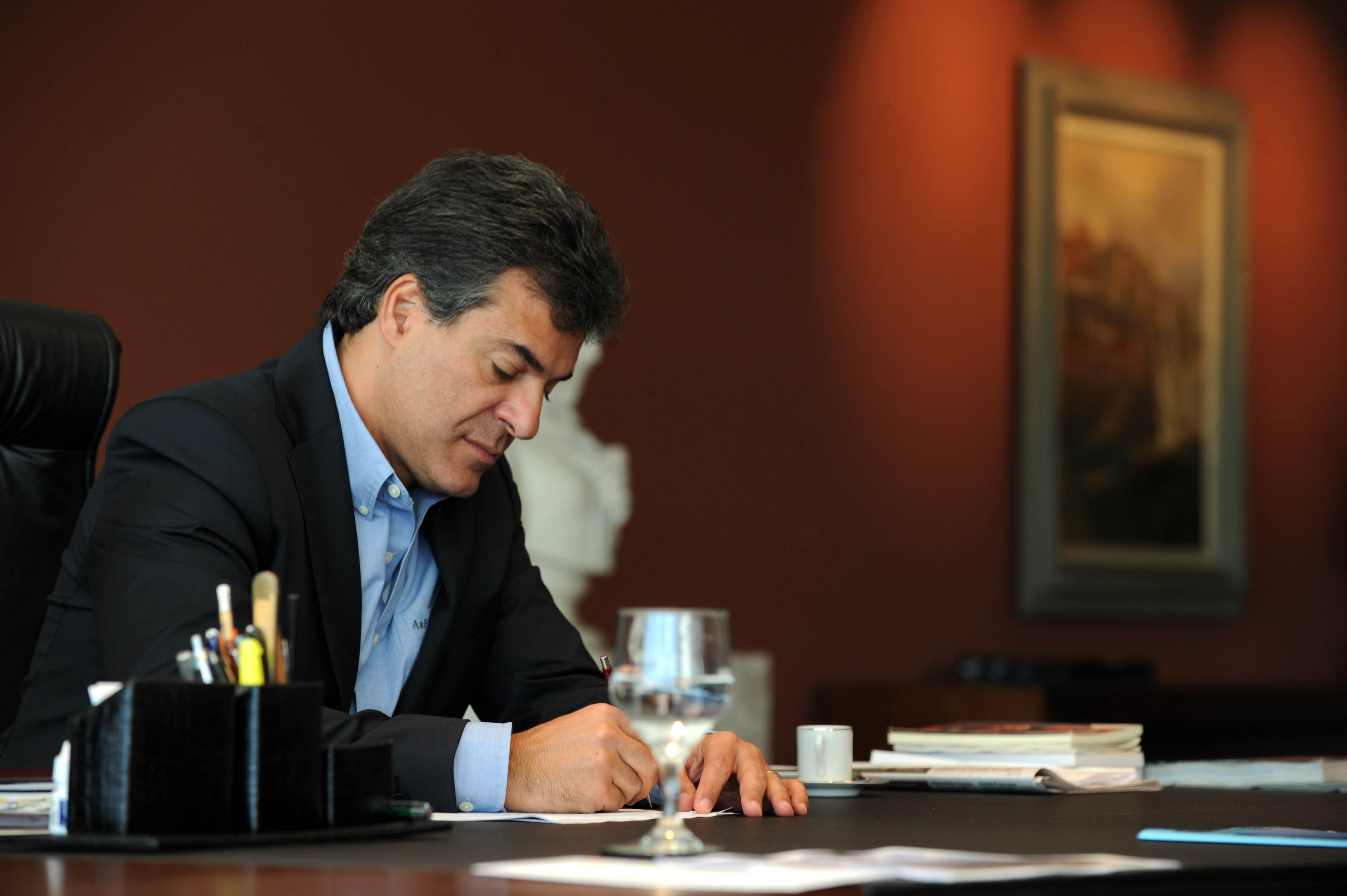 O governador Beto Richa assinou nesta terça-feira (11) o decreto número 8.354, regulamentando a Lei 17.579/13, que instituiu o Sistema de Gestão Integrada dos Recursos Financeiros do Estado do Paraná – Sigerfi Paraná.