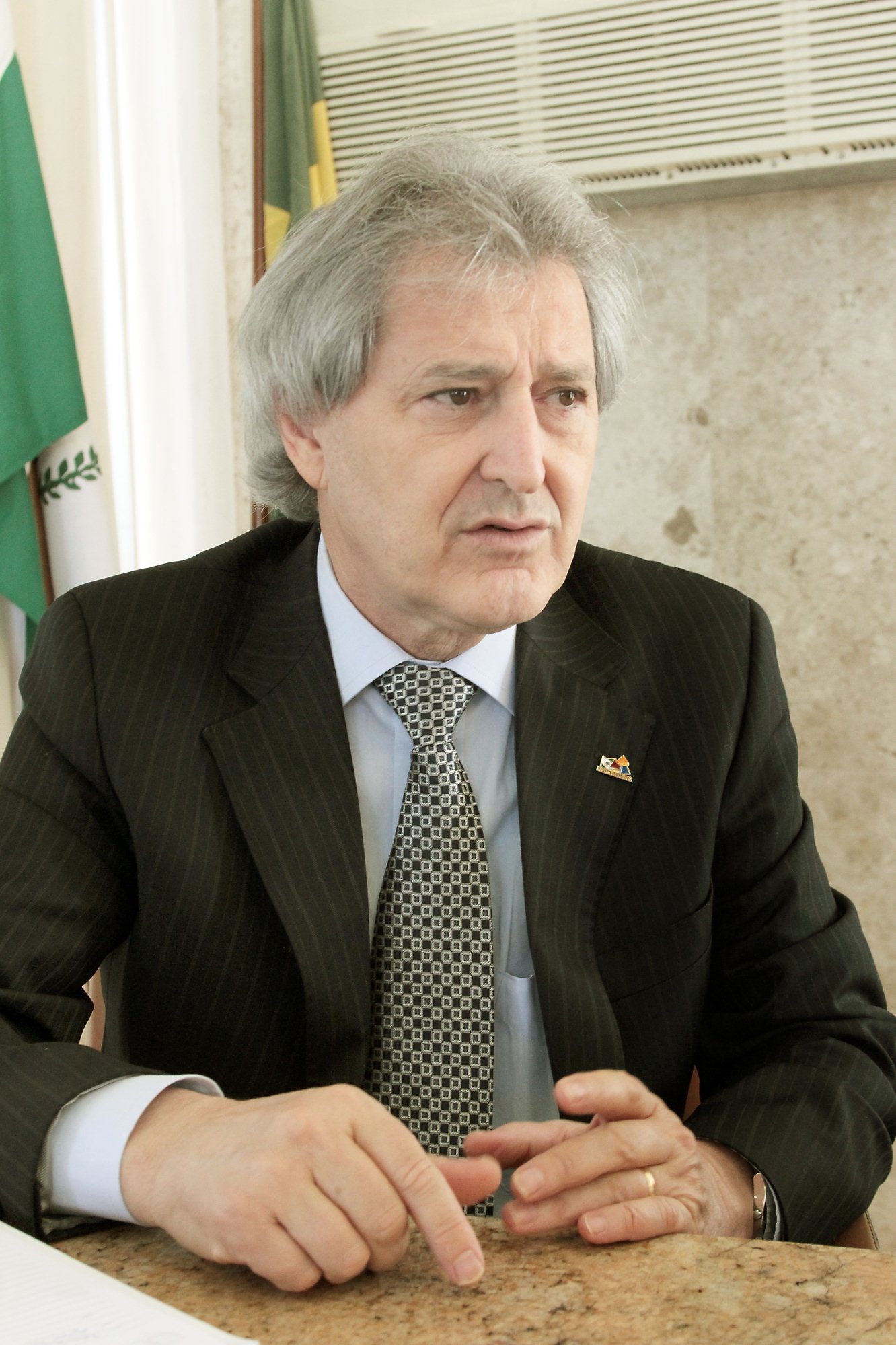 Projeto de lei aprovado em segunda discussão, na terça-feira (18), pela Assembleia Legislativa determina mais rigor para abertura de empresas de combustíveis. O secretário estadual da Fazenda, Luiz Carlos Hauly, afirma que a proposta do Governo do Estado promove a competição equilibrada e saudável no setor. “Esta lei premia o bom empresário”, avaliou.