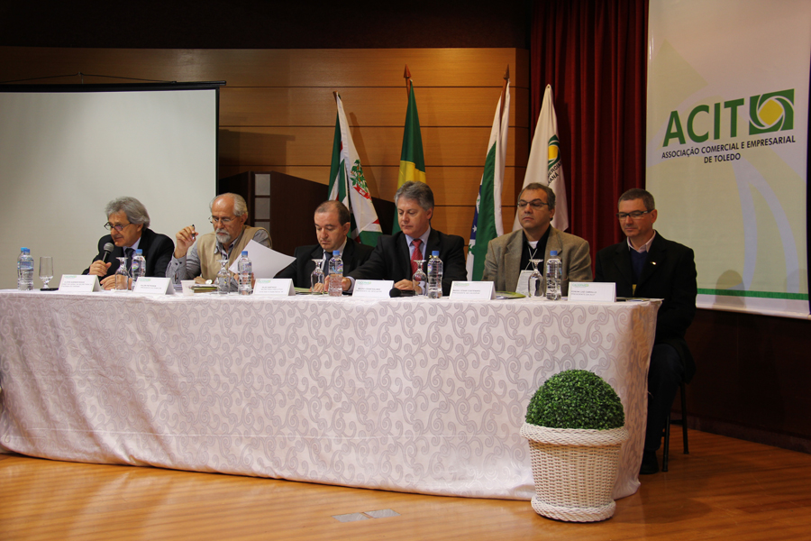 Apesar das dificuldades de concordância entre estados e parlamentares, um dos consensos extraídos da plenária da Coordenadoria das Associações Comerciais e Empresariais do Oeste do Paraná (Caciopar), realizada no sábado (22/06), na PUC em Toledo, foi a necessidade de reforma tributária para que o País possa enfrentar suas limitações e dar vazão ao seu potencial de crescimento.