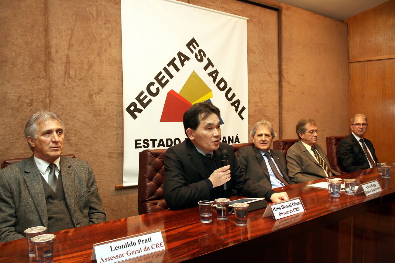 O auditor fiscal Helio Hisashi Obara, após pedir a colaboração de todos da Receita Estadual e enaltecer o trabalho desenvolvido na instituição, disse que o desafio que o espera na Coordenação da Receita Estadual (CRE)  é o de “deixá-la melhor do que a estou recebendo”. O novo diretor foi empossado pelo secretário de Estado da Fazenda em exercício, Clovis Rogge, em solenidade realizada no Anfiteatro da secretaria.