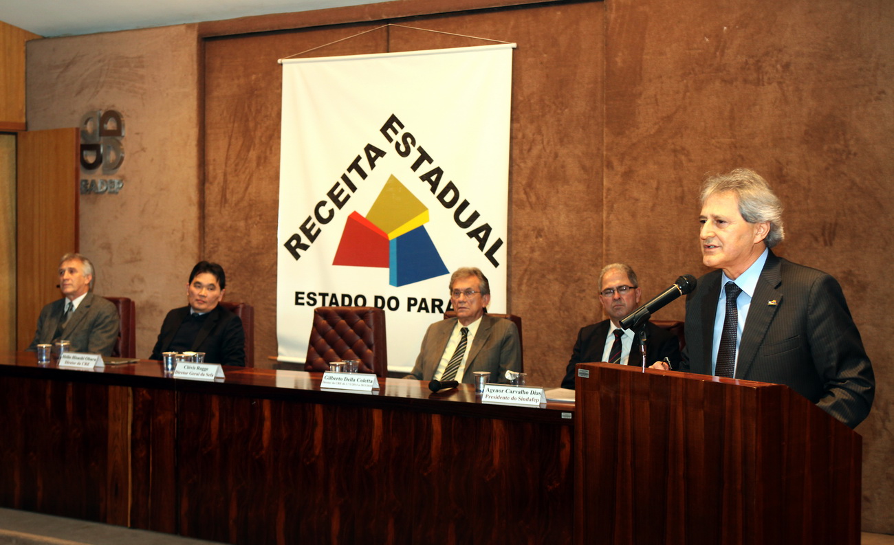 O auditor fiscal Helio Hisashi Obara, após pedir a colaboração de todos da Receita Estadual e enaltecer o trabalho desenvolvido na instituição, disse que o desafio que o espera na Coordenação da Receita Estadual (CRE)  é o de “deixá-la melhor do que a estou recebendo”. O novo diretor foi empossado pelo secretário de Estado da Fazenda em exercício, Clovis Rogge, em solenidade realizada no Anfiteatro da secretaria.