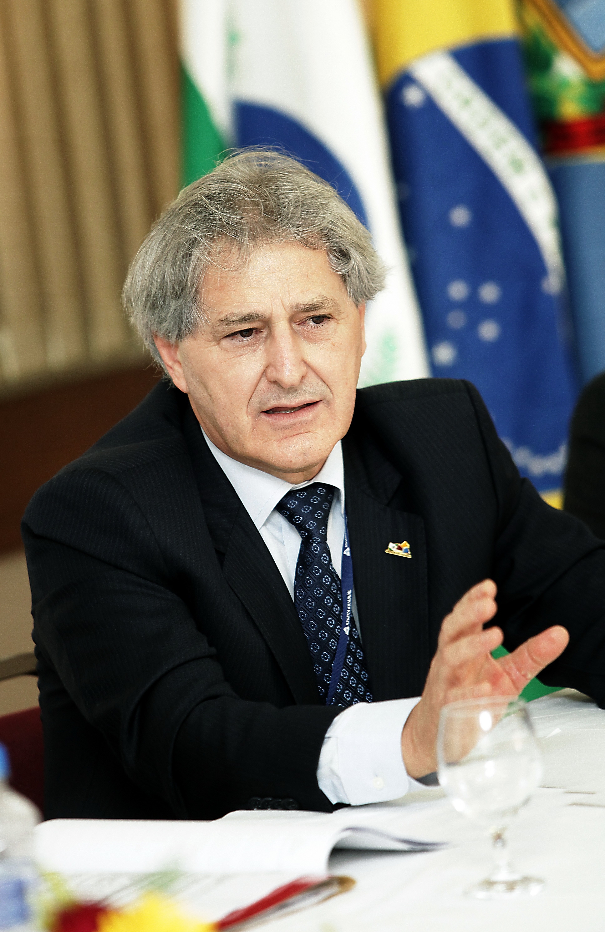 Entre janeiro e junho de 2013, o Governo do Estado depositou nas contas dos municípios R$ 3,088 bilhões resultantes da transferência de partes dos impostos sobre Circulação de Mercadorias e Serviços (ICMS) e sobre Propriedade de Veículos Automotores (IPVA). Na comparação com os R$ 2,77 bilhões de igual período do ano passado, o aumento foi de 4,67%, já descontada a inflação.