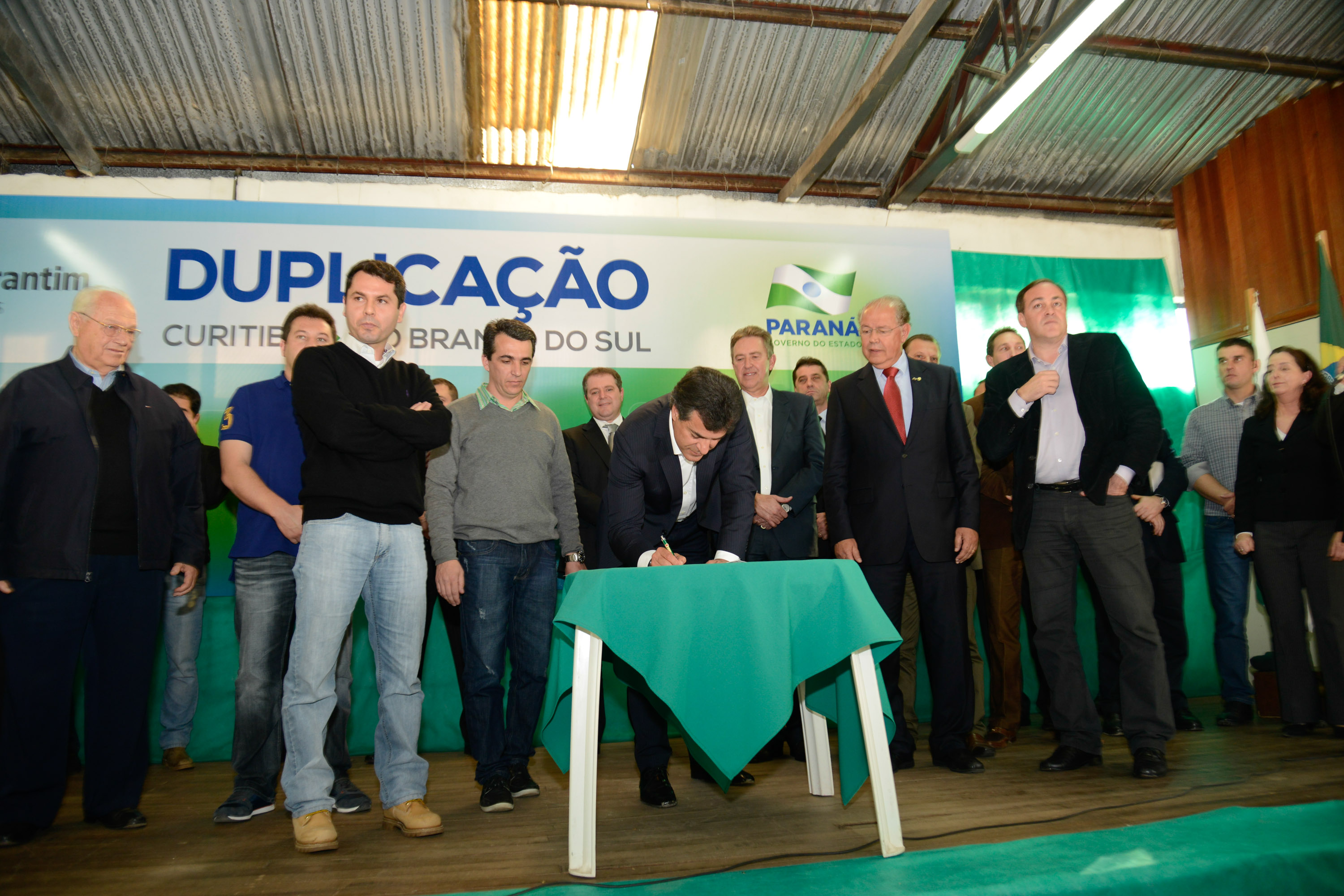 O Governo do Estado viabilizou a duplicação do trecho da PR-092 que liga Curitiba, Almirante Tamandaré, Itaperuçu e Rio Branco do Sul em parceria com o Grupo Votorantim. O protocolo de intenções para a realização da obra foi assinado na tarde de segunda-feira (29/7) pelo governador Beto Richa e o diretor jurídico da Votorantim Cimentos, Ricardo Cavallo.