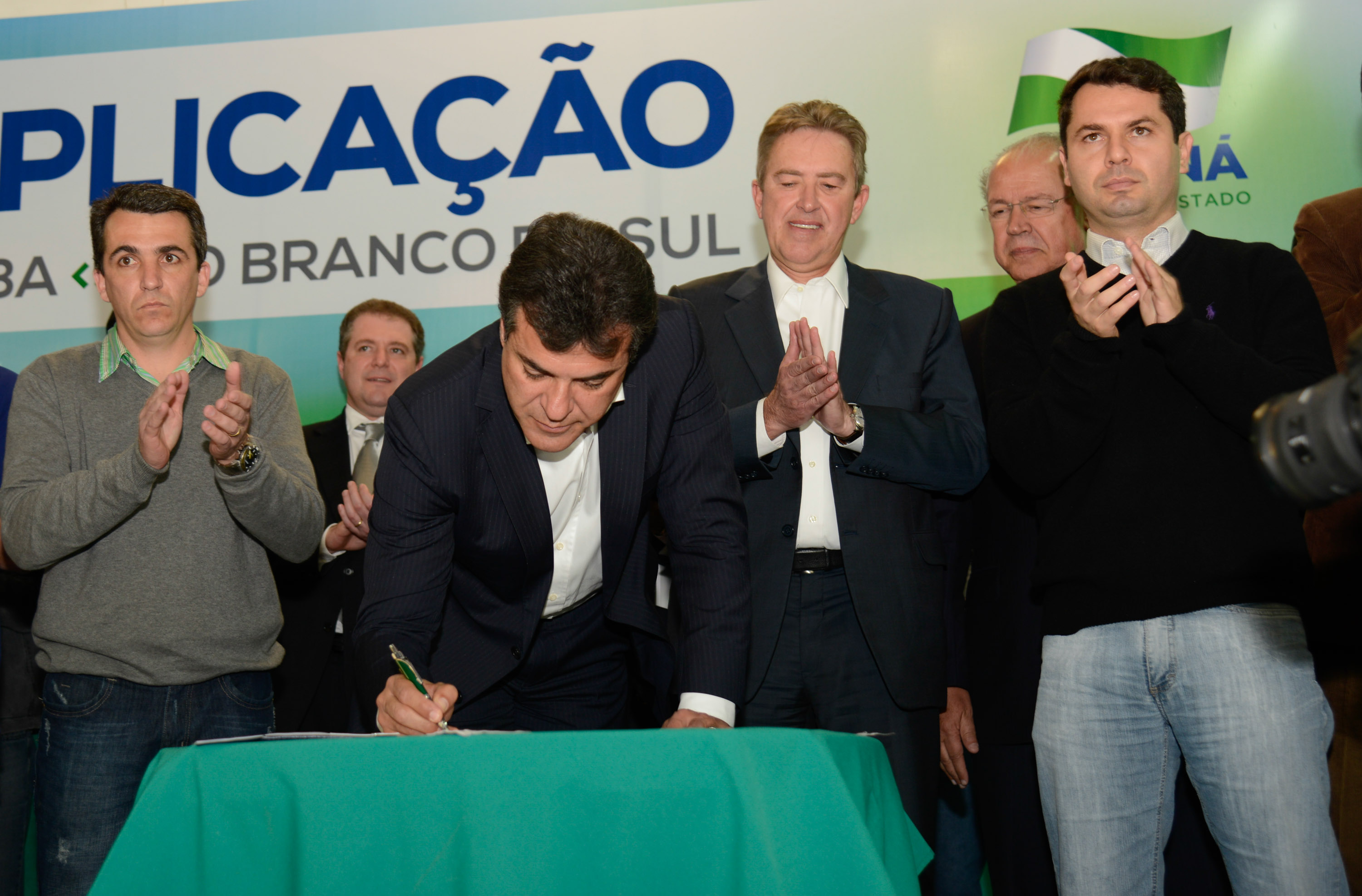 O Governo do Estado viabilizou a duplicação do trecho da PR-092 que liga Curitiba, Almirante Tamandaré, Itaperuçu e Rio Branco do Sul em parceria com o Grupo Votorantim. O protocolo de intenções para a realização da obra foi assinado na tarde de segunda-feira (29/7) pelo governador Beto Richa e o diretor jurídico da Votorantim Cimentos, Ricardo Cavallo.