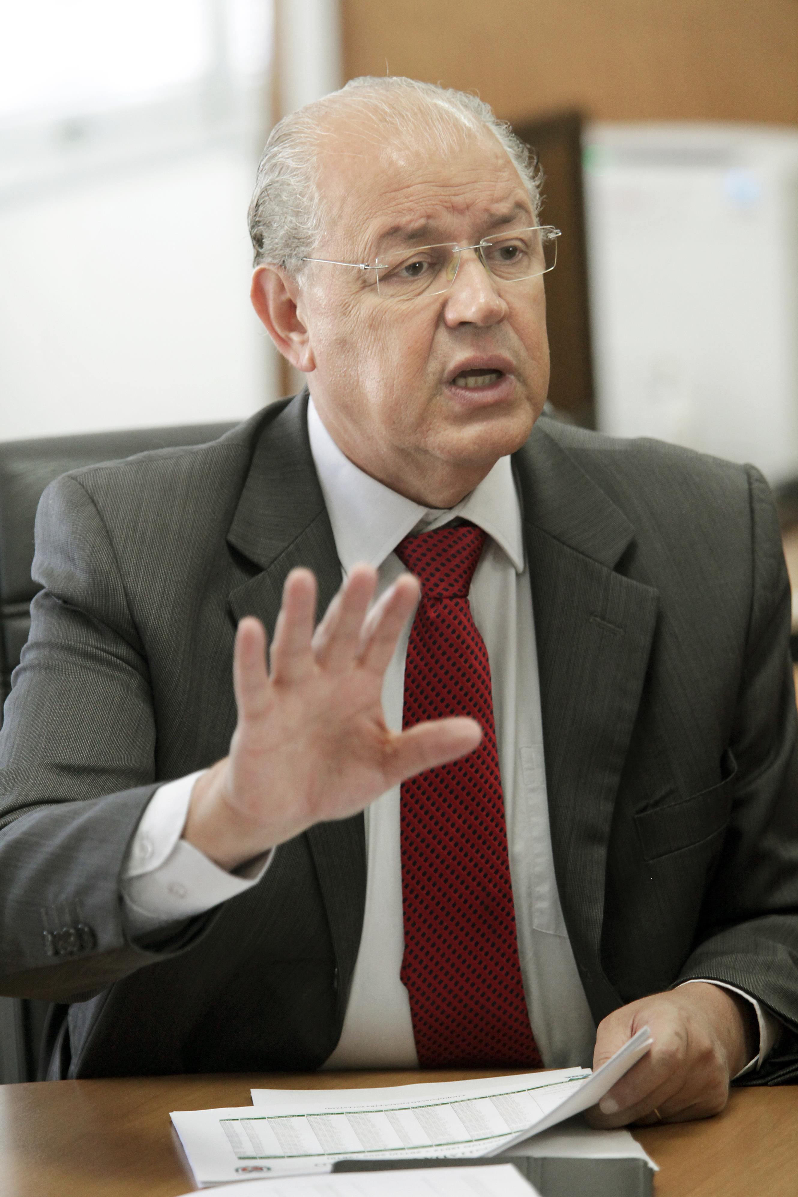 Estados do Sul e Sudeste, capitaneados pelo Paraná, podem radicalizar a negociação para a redução da alíquota interestadual do Imposto sobre Comercialização de Mercadorias e Serviços (ICMS). O secretário da Fazenda do Paraná, Luiz Carlos Hauly, afirma que o Estado não aceitará nada que não seja a redução da alíquota para 4%. Essa postura pode ser seguida por outros entes contrários aos termos atualmente propostos.