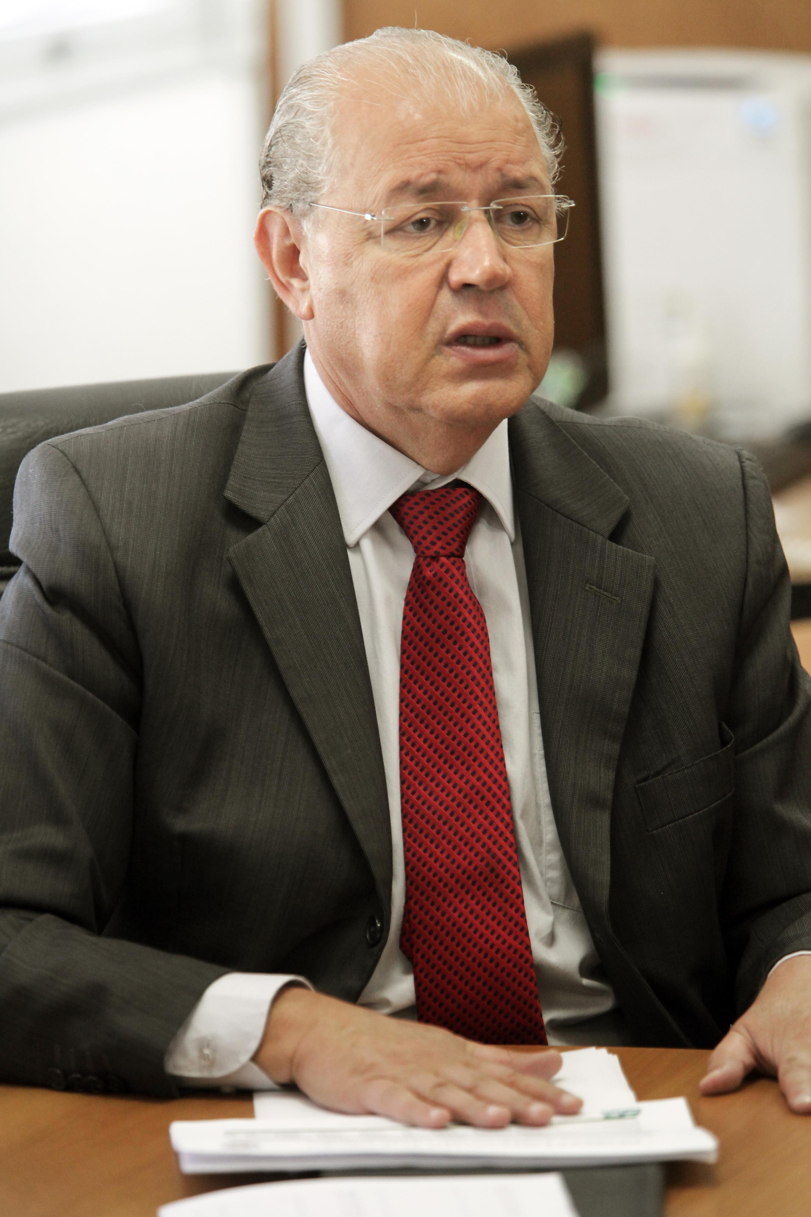 Estados do Sul e Sudeste, capitaneados pelo Paraná, podem radicalizar a negociação para a redução da alíquota interestadual do Imposto sobre Comercialização de Mercadorias e Serviços (ICMS). O secretário da Fazenda do Paraná, Luiz Carlos Hauly, afirma que o Estado não aceitará nada que não seja a redução da alíquota para 4%. Essa postura pode ser seguida por outros entes contrários aos termos atualmente propostos.