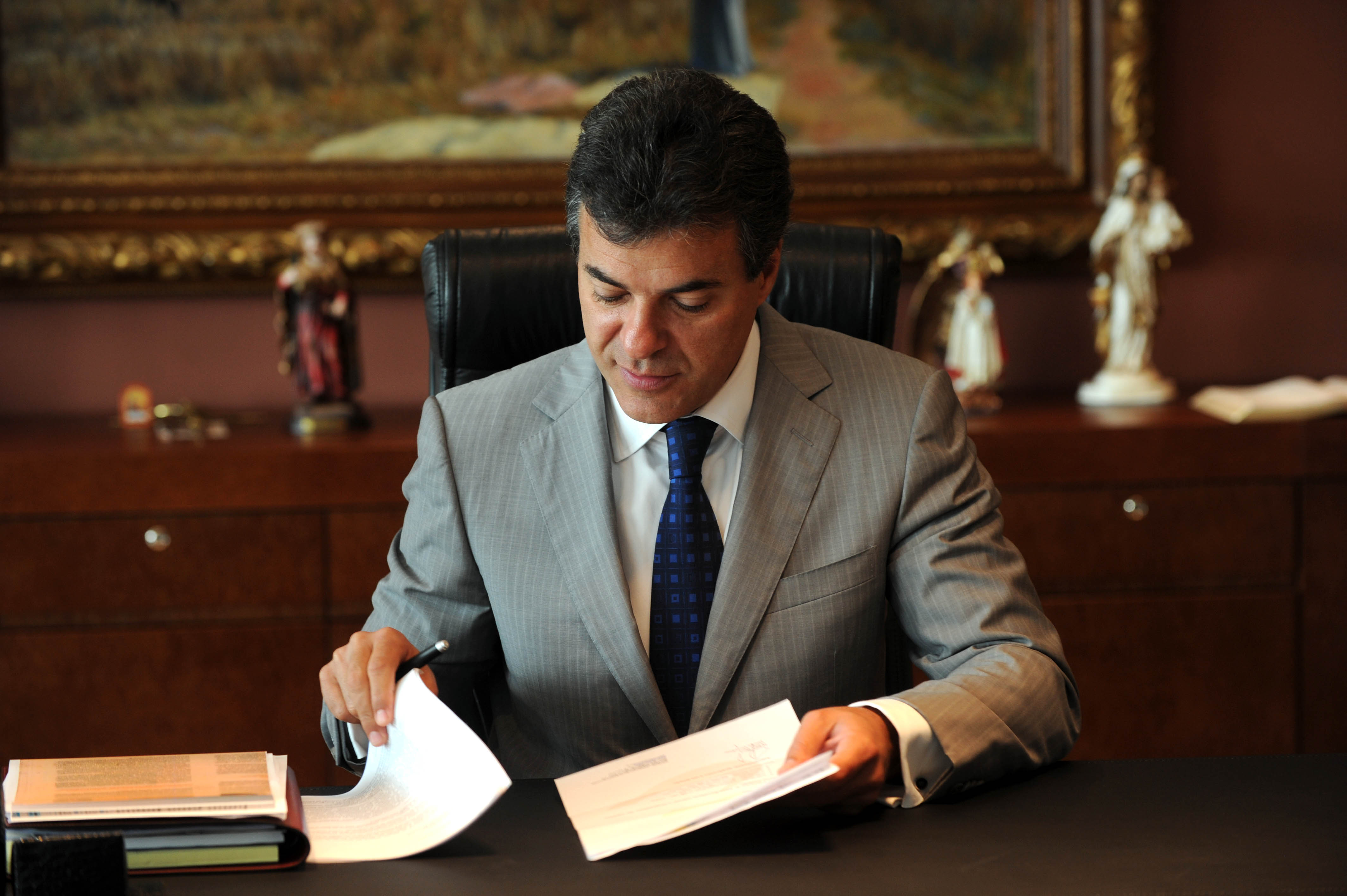 A Assembleia Legislativa aprovou nesta terça-feira (03/09), em primeira discussão, a mensagem do governador Beto Richa que cria a Lei Geral da Micro e Pequena Empresa Estadual. A medida garante uma série de benefícios para pequenos empreendedores, como linhas de crédito especiais, com juros reduzidos, e tratamento diferenciado em compras públicas.