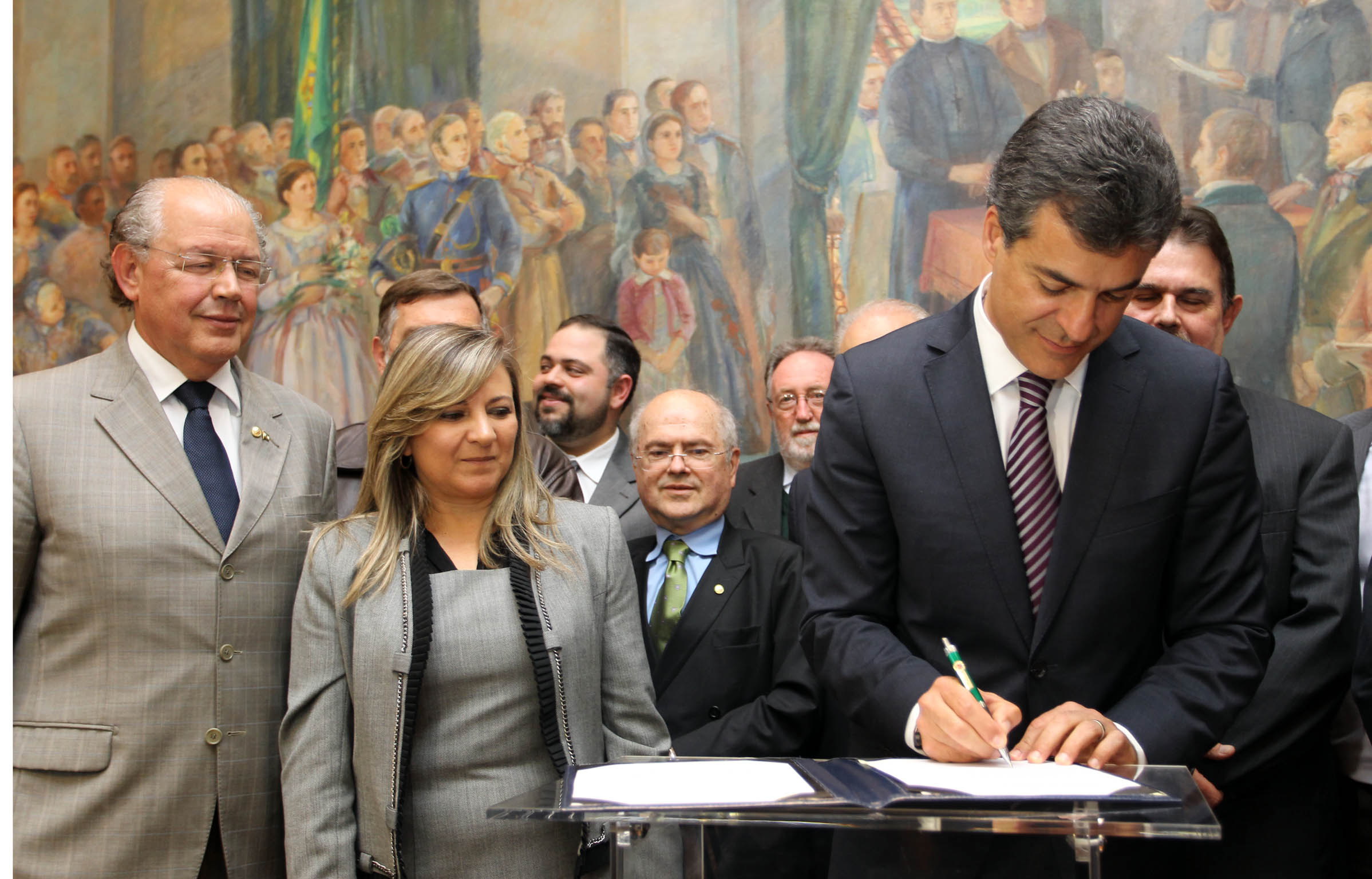 O governador Beto Richa deu posse nesta segunda-feira (07/10) à advogada Jozelia Nogueira no cargo de secretária estadual da Fazenda. Jozélia, que estava na função de procuradora-geral do Estado, substitui Luiz Carlos Hauly, que passa a exercer o mandato de deputado federal. A solenidade de transmissão de cargo aconteceu no Salão de Atos, do Palácio Iguaçu.