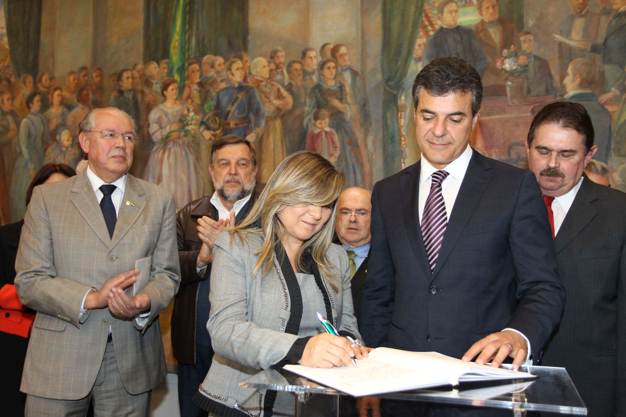 O governador Beto Richa deu posse nesta segunda-feira (07/10) à advogada Jozelia Nogueira no cargo de secretária estadual da Fazenda. Jozélia, que estava na função de procuradora-geral do Estado, substitui Luiz Carlos Hauly, que passa a exercer o mandato de deputado federal. A solenidade de transmissão de cargo aconteceu no Salão de Atos, do Palácio Iguaçu.