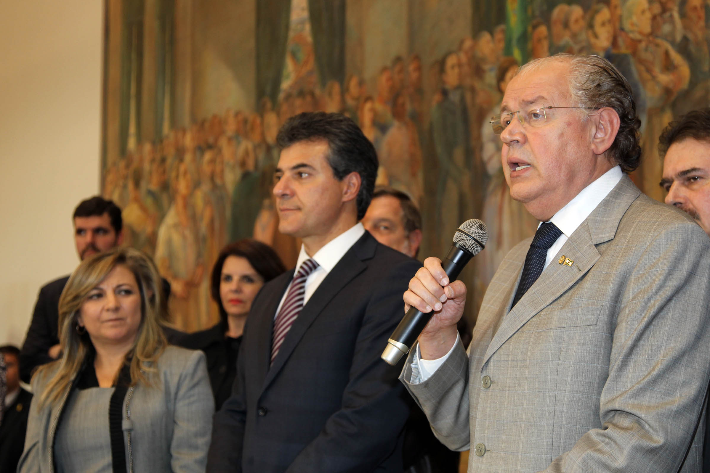 O governador Beto Richa deu posse nesta segunda-feira (07/10) à advogada Jozelia Nogueira no cargo de secretária estadual da Fazenda. Jozélia, que estava na função de procuradora-geral do Estado, substitui Luiz Carlos Hauly, que passa a exercer o mandato de deputado federal. A solenidade de transmissão de cargo aconteceu no Salão de Atos, do Palácio Iguaçu.