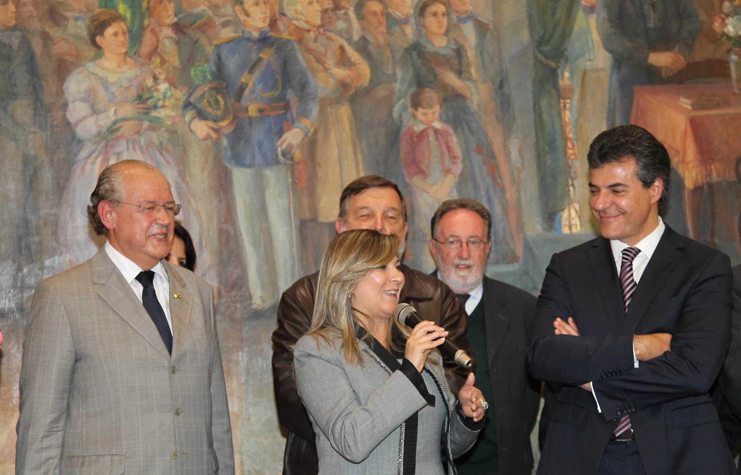 O governador Beto Richa deu posse nesta segunda-feira (07/10) à advogada Jozelia Nogueira no cargo de secretária estadual da Fazenda. Jozélia, que estava na função de procuradora-geral do Estado, substitui Luiz Carlos Hauly, que passa a exercer o mandato de deputado federal. A solenidade de transmissão de cargo aconteceu no Salão de Atos, do Palácio Iguaçu.