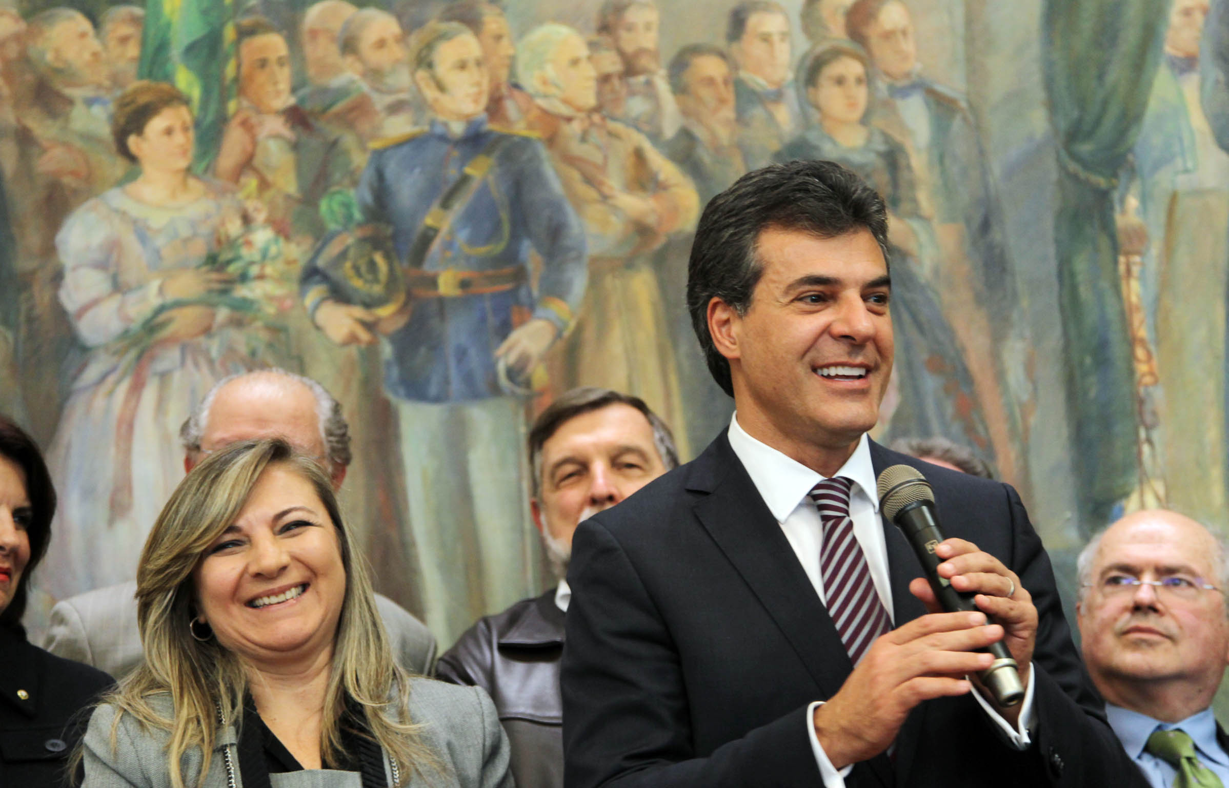 O governador Beto Richa deu posse nesta segunda-feira (07/10) à advogada Jozelia Nogueira no cargo de secretária estadual da Fazenda. Jozélia, que estava na função de procuradora-geral do Estado, substitui Luiz Carlos Hauly, que passa a exercer o mandato de deputado federal. A solenidade de transmissão de cargo aconteceu no Salão de Atos, do Palácio Iguaçu.