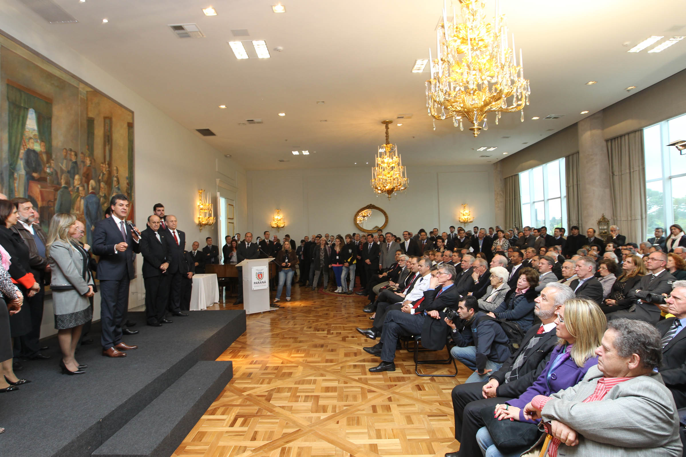 O governador Beto Richa deu posse nesta segunda-feira (07/10) à advogada Jozelia Nogueira no cargo de secretária estadual da Fazenda. Jozélia, que estava na função de procuradora-geral do Estado, substitui Luiz Carlos Hauly, que passa a exercer o mandato de deputado federal. A solenidade de transmissão de cargo aconteceu no Salão de Atos, do Palácio Iguaçu.