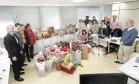 Em clima de festa, auditores e agentes fiscais da Secretaria da Fazenda do Paraná entregaram na manhã desta quinta-feira (10) brinquedos para 163 crianças do Centro Vicentino de Educação Infantil. A campanha foi realizada entre os servidores da Receita Estadual e resultou na doação de mais de 300 brinquedos. 