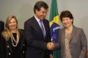 Governador Beto Richa, ao lado da diretora para o Brasil do Banco Mundial, Debora Wetzel, e da secretária da Fazenda, Jozélia Nogueira, assina contrato de financiamento com o Banco Mundial (Bird) que garante ao Estado o acesso a US$ 350 milhões (cerca de R$ 815 milhões) para investimentos em nove programas. 