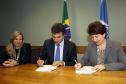 Governador Beto Richa, ao lado da diretora para o Brasil do Banco Mundial, Debora Wetzel, e da secretária da Fazenda, Jozélia Nogueira, assina contrato de financiamento com o Banco Mundial (Bird) que garante ao Estado o acesso a US$ 350 milhões (cerca de R$ 815 milhões) para investimentos em nove programas. 