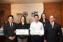 Rosany Benitez Lopes Polak e Rogério Salamuni receberam, simbolicamente, na tarde desta quarta-feira (14) os cheques de R$ 10 mil referentes ao primeiro prêmio semanal da campanha Nota Fiscal Paranaense. Além da sorte, eles têm mais um hábito em comum: pedem cupom fiscal em suas compras. 