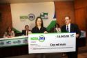 Rosany Benitez Lopes Polak e Rogério Salamuni receberam, simbolicamente, na tarde desta quarta-feira (14) os cheques de R$ 10 mil referentes ao primeiro prêmio semanal da campanha Nota Fiscal Paranaense. Além da sorte, eles têm mais um hábito em comum: pedem cupom fiscal em suas compras. 