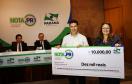 Rosany Benitez Lopes Polak e Rogério Salamuni receberam, simbolicamente, na tarde desta quarta-feira (14) os cheques de R$ 10 mil referentes ao primeiro prêmio semanal da campanha Nota Fiscal Paranaense. Além da sorte, eles têm mais um hábito em comum: pedem cupom fiscal em suas compras. 
