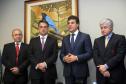 O governador Beto Richa anunciou que aplicará nos municípios paranaenses menos desenvolvidos os R$ 110 milhões devolvidos pela Assembleia Legislativa aos cofres do Estado. Os recursos são resultado da economia feita com a reorganização administrativa promovida pelo legislativo ao longo do ano. Um cheque simbólico com o valor foi entregue nesta quarta-feira (19/12) ao governador pelo presidente da Casa, deputado Valdir Rossoni. 