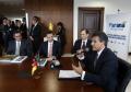 O governador Beto Richa e o presidente da Volkswagen no Brasil, Thomas Schmall, formalizaram nesta segunda-feira (07/10) a parceria entre o governo estadual e a empresa para ampliação da fábrica de São José dos Pinhais, na Região Metropolitana de Curitiba. Será instalada uma nova plataforma para produção do Golf geração sete. O protocolo para enquadramento do investimento no programa Paraná Competitivo foi assinado no último dia 4 de setembro. 