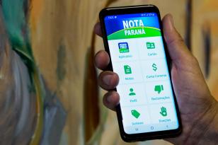 Celular com o aplicativo Nota Paraná