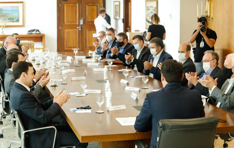 A Gelprime, empresa do grupo Vancouros, anunciou investimento de cerca de R$ 300 milhões em um complexo industrial em Ibiporã, no Norte do Paraná. A assinatura do acordo com a Secretaria da Fazenda aconteceu no Palácio Iguaçu e contou com a participação do governador Carlos Massa Ratinho Junior e do presidente da empresa, Edson Vanzella Pereira de Souza. Foto: RODRIGO FELIX LEAL