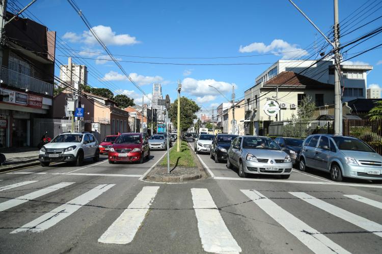 Carros em avenida movimentada
