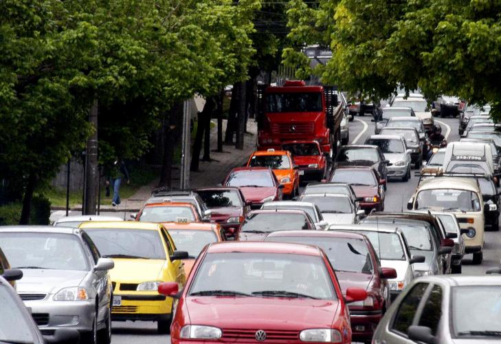 Carros em avenida movimentada