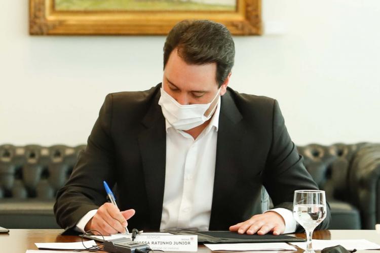 O Governo do Estado ampliou em 35% o valor que será destinado ao auxílio emergencial para microempreendedores individuais (MEIs), pequenas e microempresas de todo o Paraná afetados pela pandemia de Covid-19. Passou de R$ 59,6 milhões, de acordo com a proposta inicial, para R$ 80,28 milhões. Ampliação de recursos que vai significar um também um alcance maior do programa, que passa de 86.700 empresas para 124.960 beneficiadas (44%). O projeto de lei, de autoria do Executivo, foi sancionado nesta quarta-feira