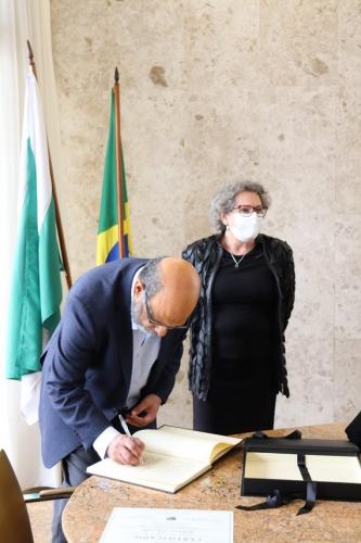 Auditora fiscal é condecorada com a primeira Medalha de Mérito Fazendário Paraná