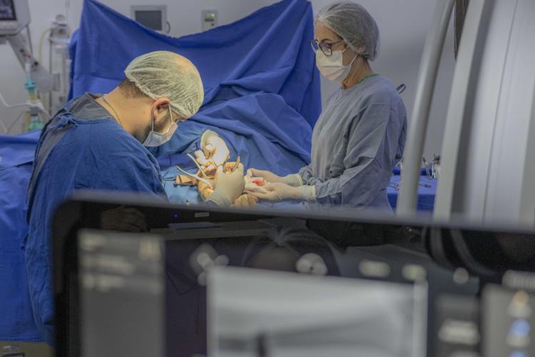cirurgia-ortopedia-cc-hu-aline-jasper-baixa_2-scaled.jpg