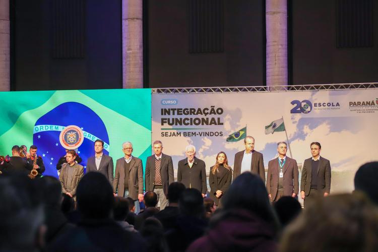 integração de 865 novos servidores